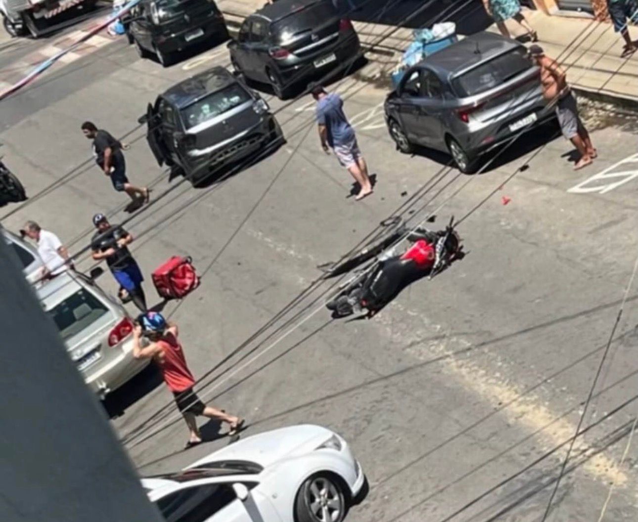 Motociclista colide contra veículo ao realizar manobra arriscada em Colatina