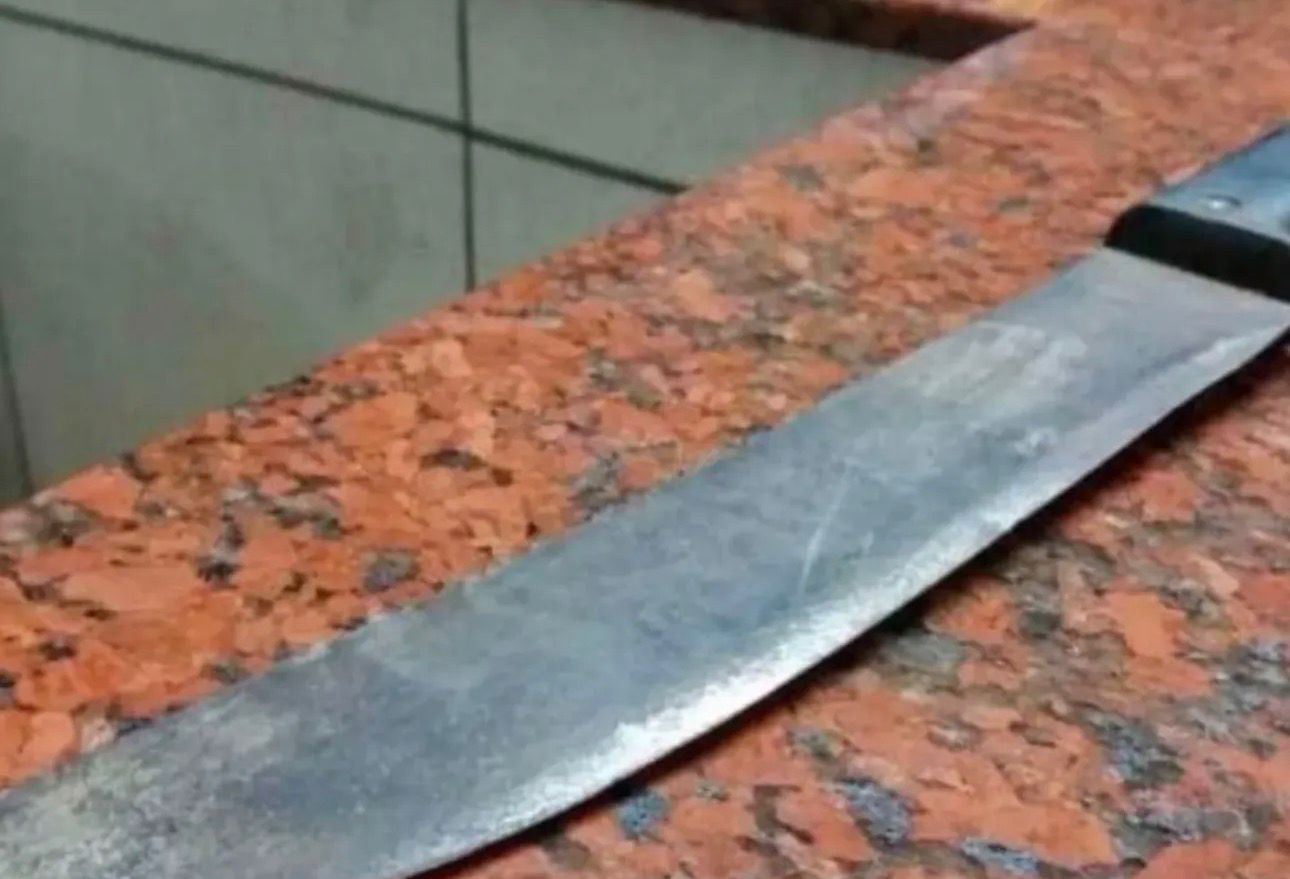 Mulher é surpreendida por ex-companheiro armado com facão dentro de quarto em Colatina