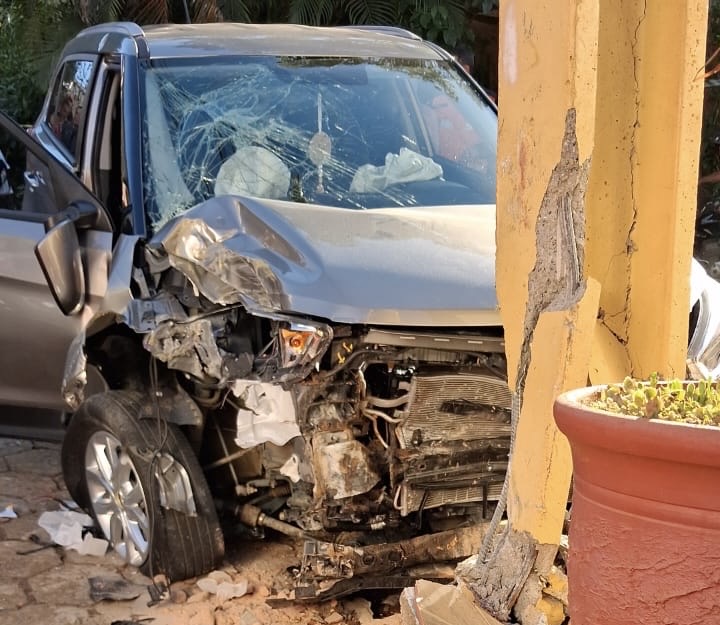 Mulher morre após sofrer mal súbito e colidir contra poste na Vila Amélia