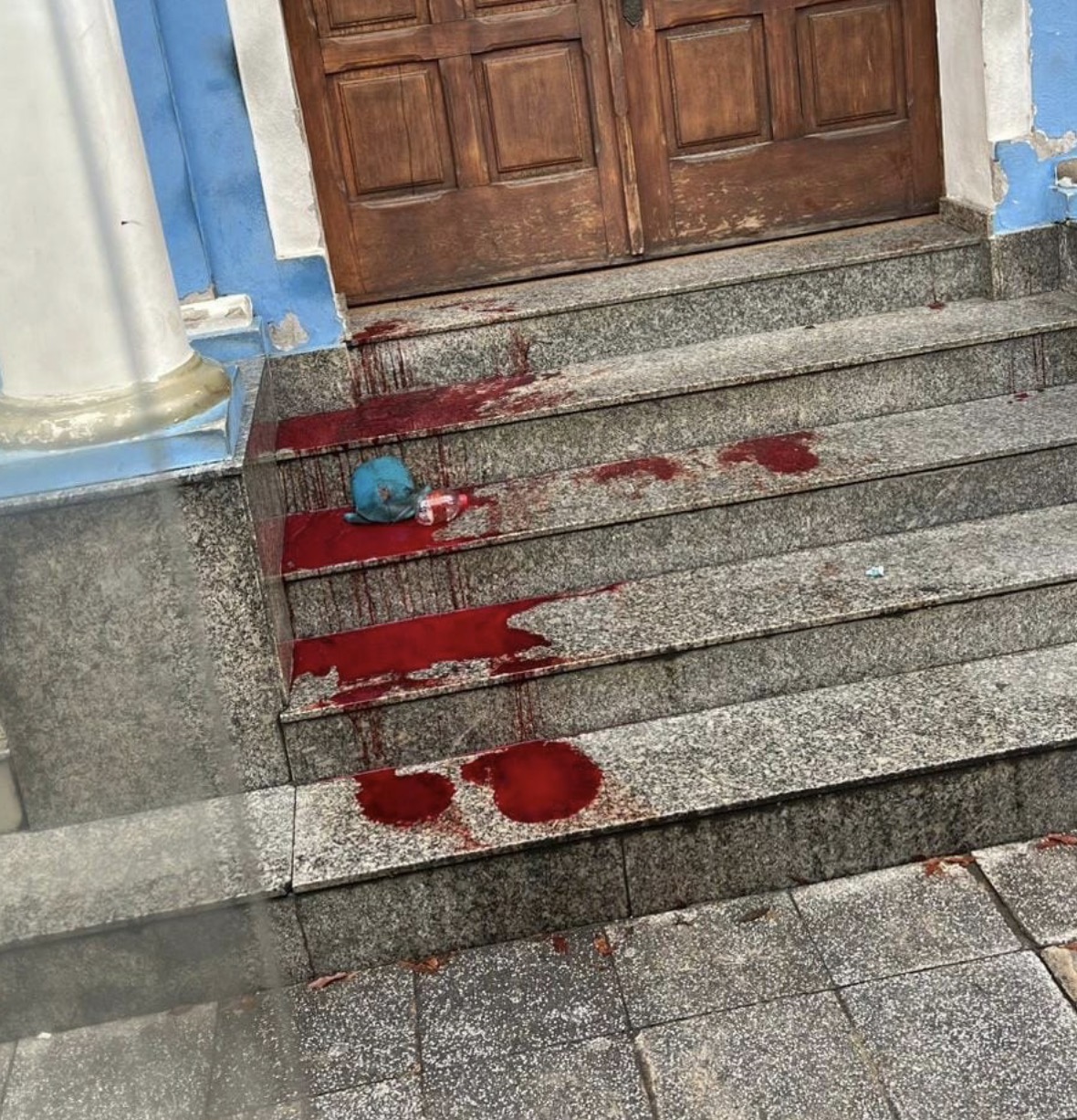 Rastro de sangue na escadaria da Câmara de Vereadores mobiliza polícia e revela foragido em Colatina
