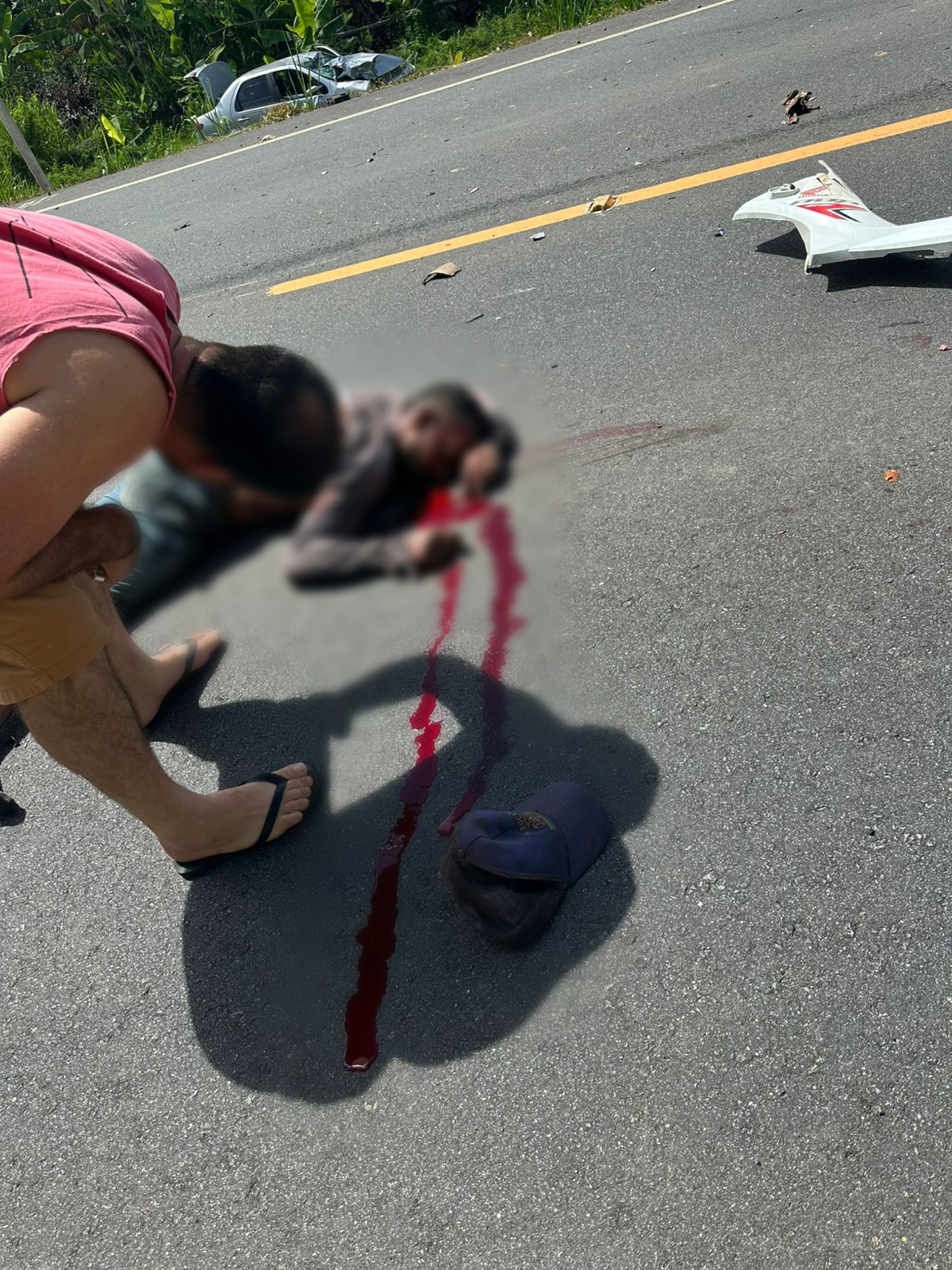 Sangue na pista e carro destruído chamam atenção em grave acidente entre Colatina e Linhares