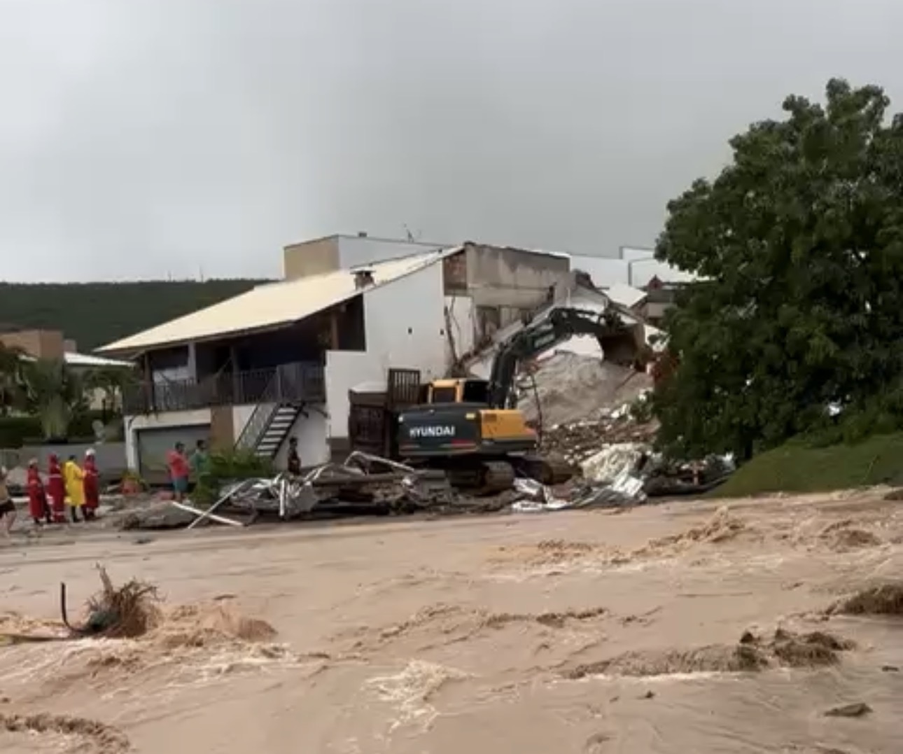 Criança é encontrada morta após desabamento causado pela chuva em Rio Bananal
