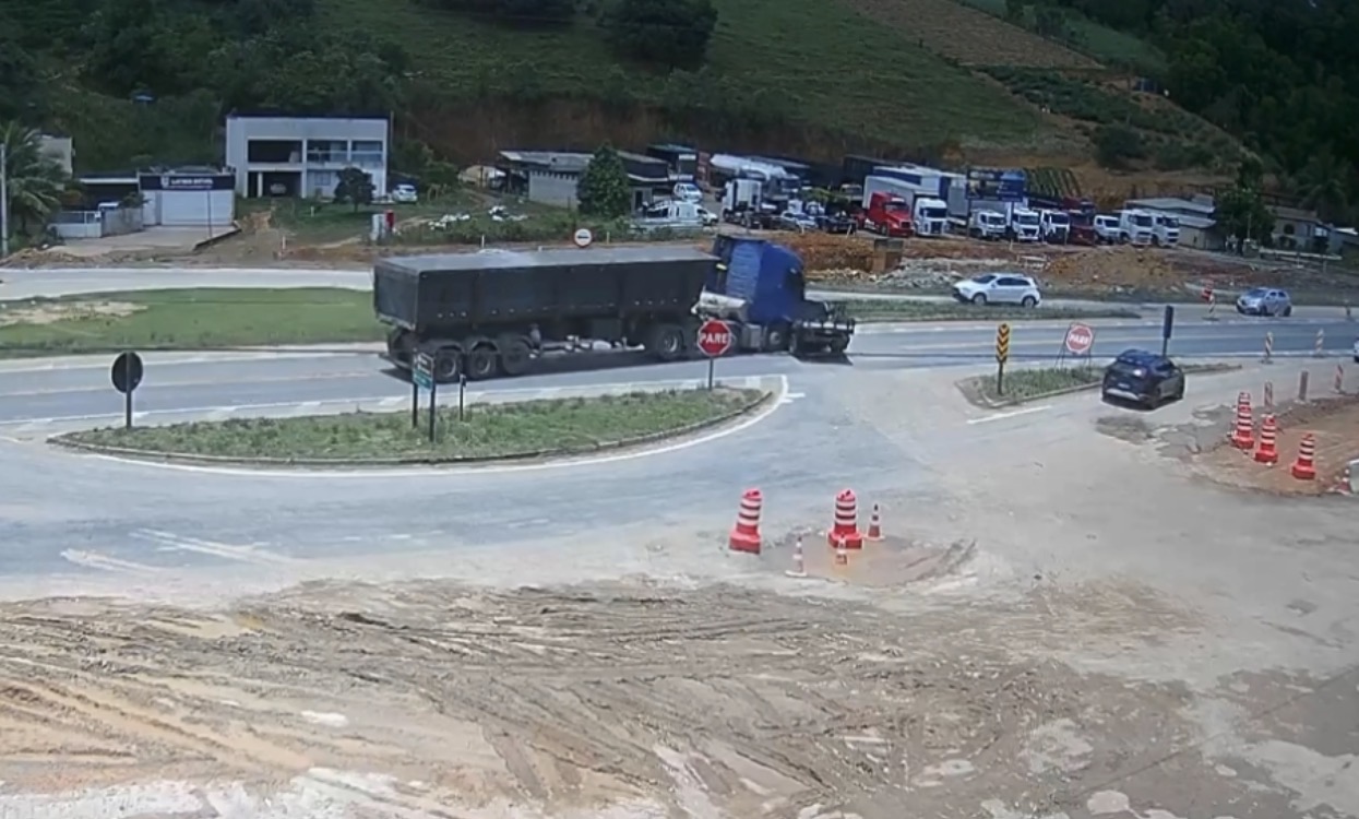 VÍDEO: Colisão entre carreta e caminhonete deixa dois feridos na BR-101, em Anchieta
