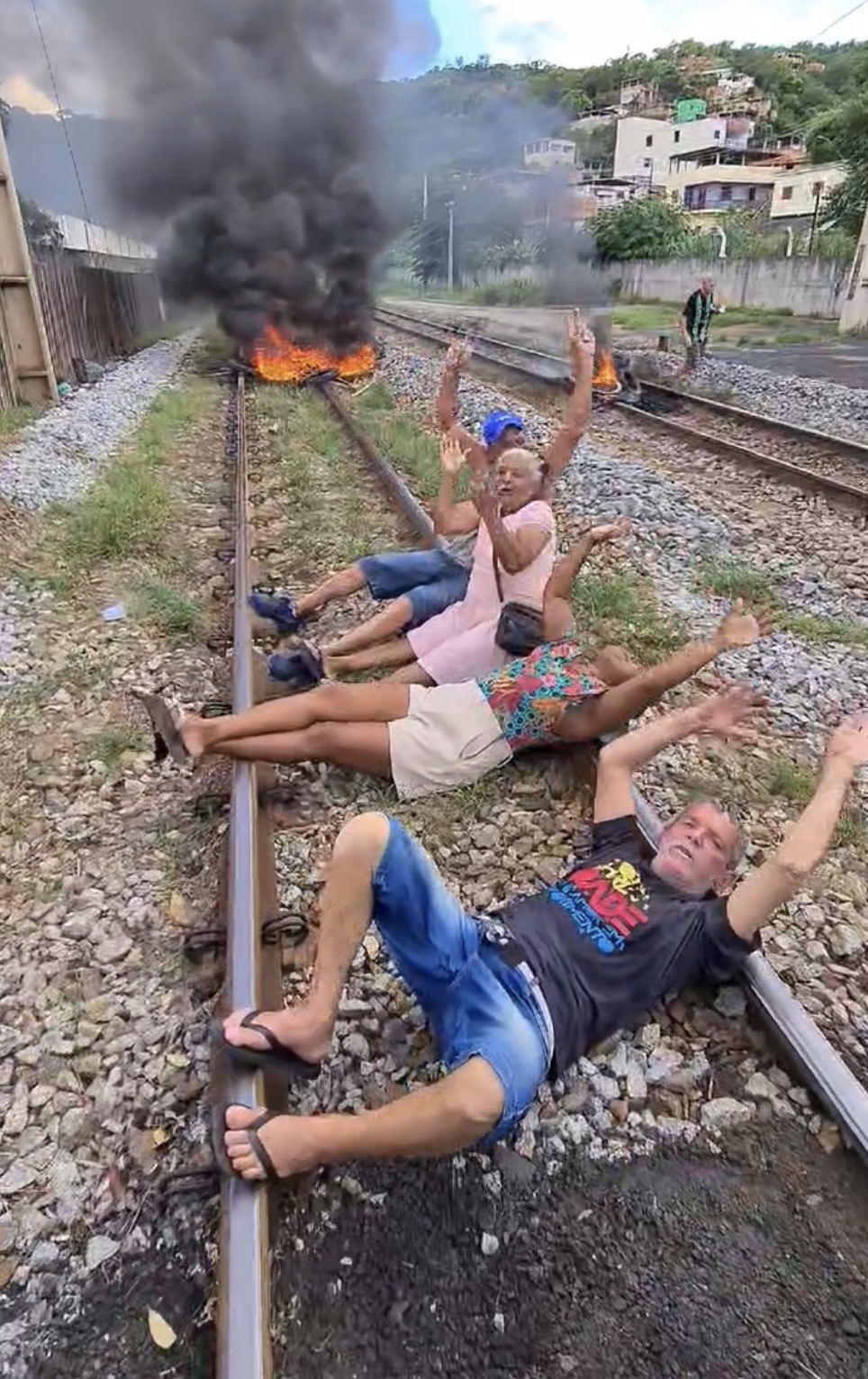 VÍDEO: Protesto bloqueia a ferrovia da Vale entre MG e ES